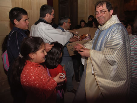 F7 Archpriest distributing Easter Eggs