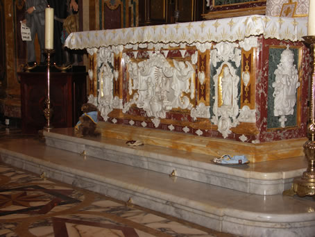 G6 Offerings at the foot of High Altar