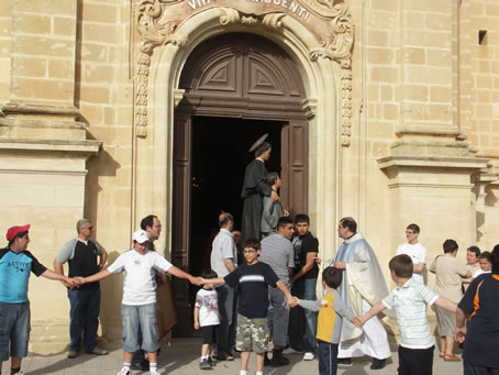 A6 Statue comes out of Basilica