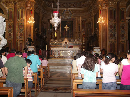 A1 Children attending Mass