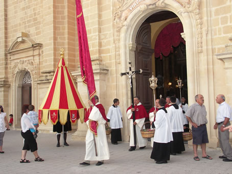 B4 Procession leaves Basilica