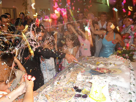 I3 Cutting cake with confetti showering