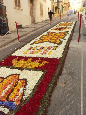 G5 Castle Hill bedecked with carpet made of petals