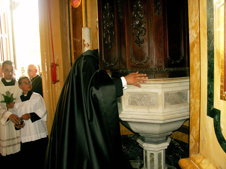 D4 Kissing the Baptismal in the Basilica