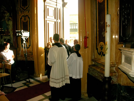 D3 entering the Basilica