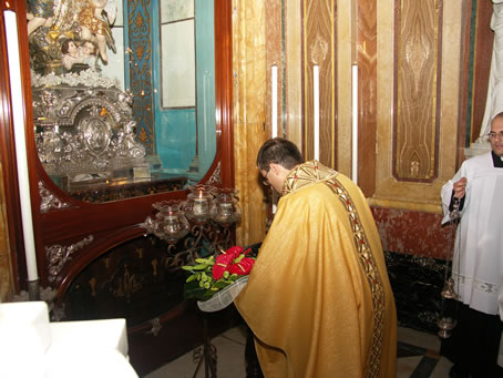 L9 Placing bouquet in front of Our Lady - the Bambina