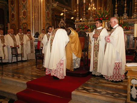 M4 Archpriest kissing Fr Richard's hands