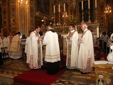 M2 Archpriest anointing Fr Richard's hands with balsam