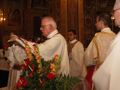 L5 Arch Emeritus Mgr E Sultana reading out the Pope's Blessing