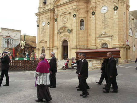 B5 Carmel's remains arrive in Victory Square