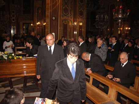 I7 Mourners file past the coffin to pay their respect