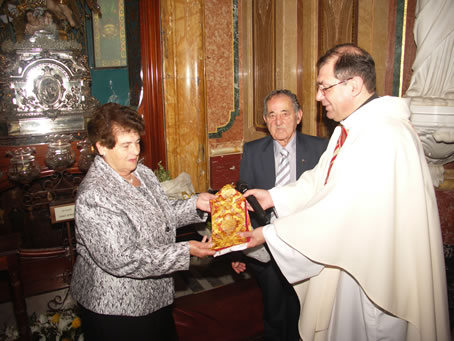 E6 Jane presents a gift she made to the Basilica