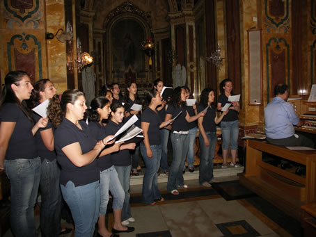 E1 Choir singing the Sanctus