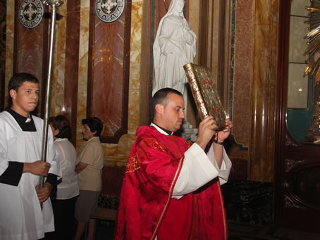 A5 Fr Charles Sultana leads the procession to the altar