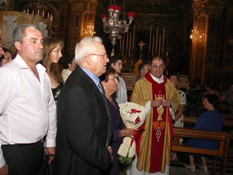 D3 Praying in front of the statue of the Bambina