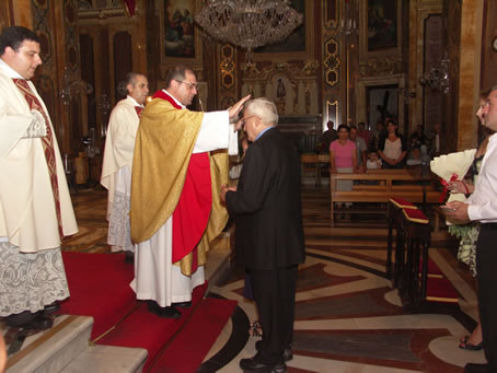 B8 Mgr Archpriest praying over the couple