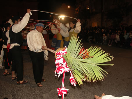 B6 The basket man comes out of the human tunnel