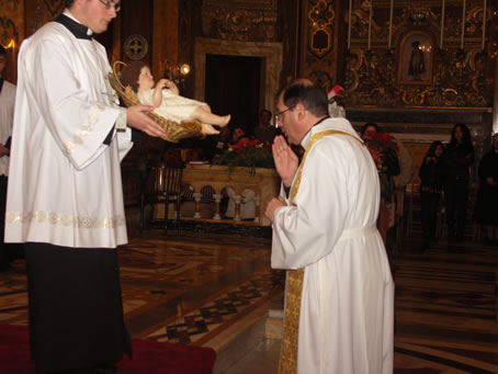 G4 Arhpriests opens the kissing of Jesus