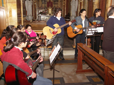 A6 Guitar Group animating the singing