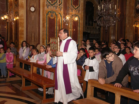 A3 Archpriest Mgr Carmelo Refalo holds the Gospel Book