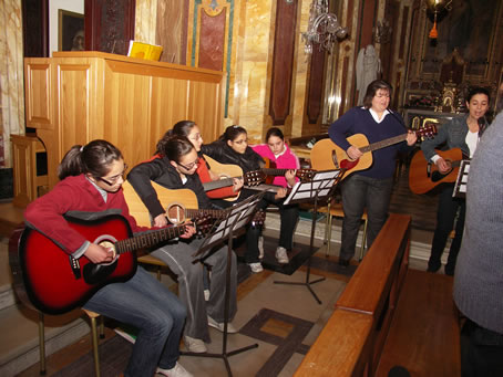 A7 Guitar Group animating the singing