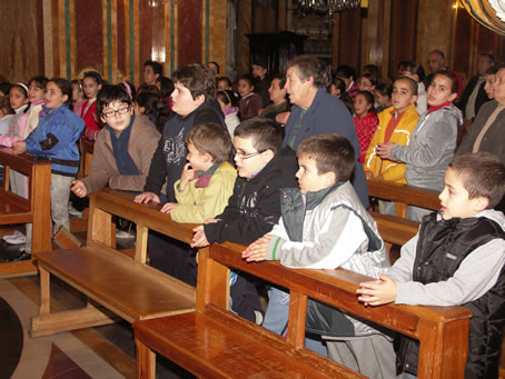 A8 Children lead the congregation