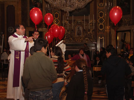 G8 Children retrieve the balloons