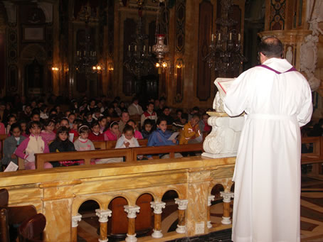 A1 Archpriest saying prayers before Mass