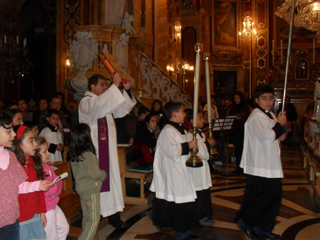 A1 Archpriest carries the Bible