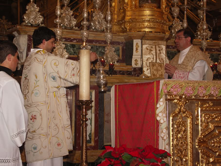 H6 Deacon incenses the Celebrant