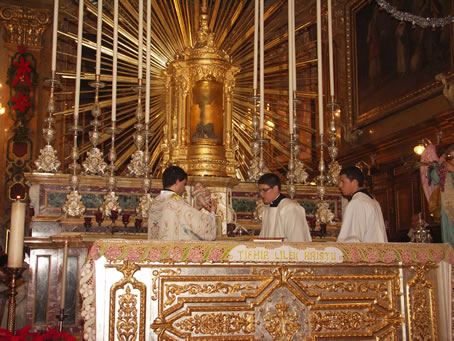 D2 Deacon prepares to place Baby Jesus in its place