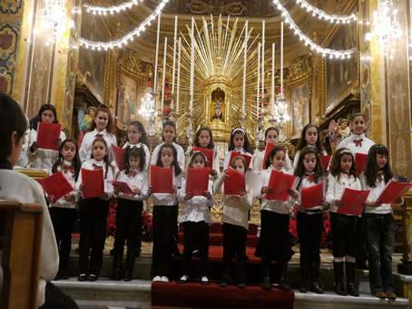 F6 Girls' choir singing Carols