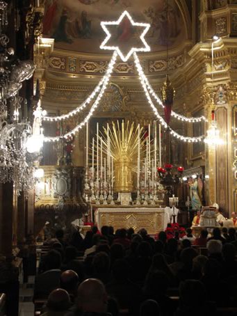 B3 Congregation in the nave