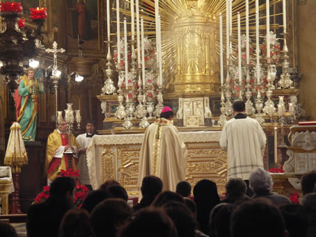 D6 Incensing the High Altar