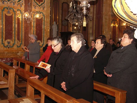 A9 Congregation in nave