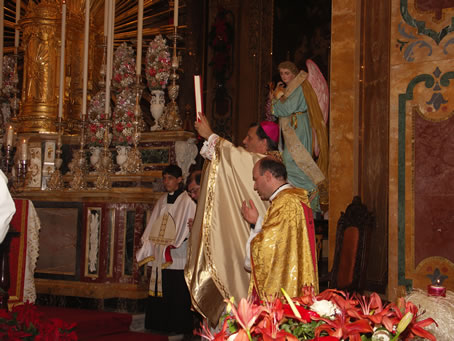 C4 Bishop shows the Bible to the congregation