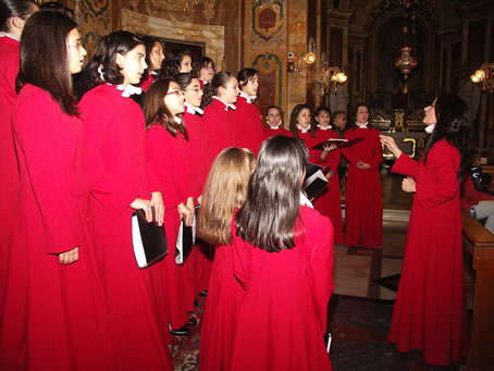 D8 Choir singing the Sanctus