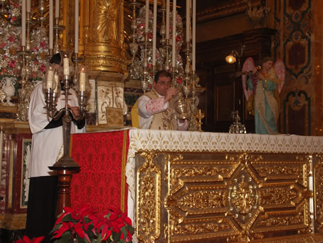 D1 Incensing the altar