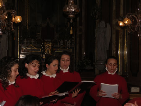 I7 Choir Voci Angeliche singing Eucharistic Hymn