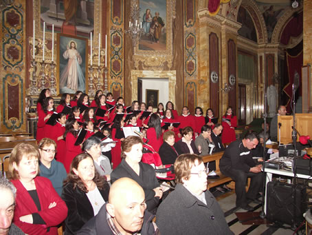 F2 Choir responding to the Psalm