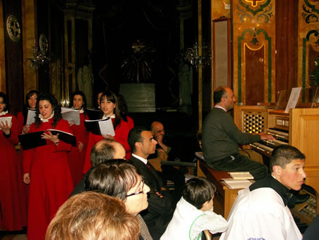 B6 Ronald Camilleri at the organ