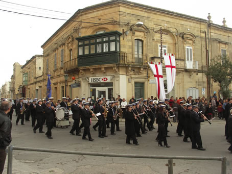 B1 Victory Band arrives playing festa marches