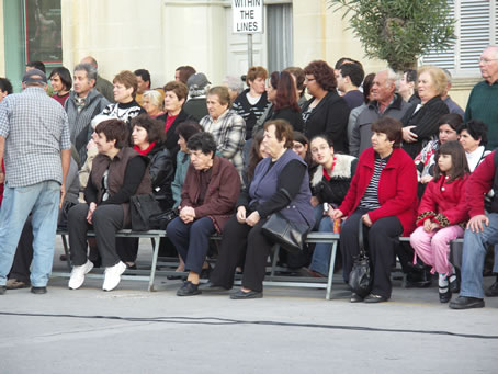 A1 Spectators gather for spectacle