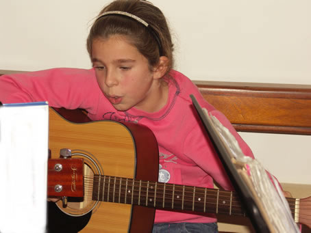 E9 The young guitarist