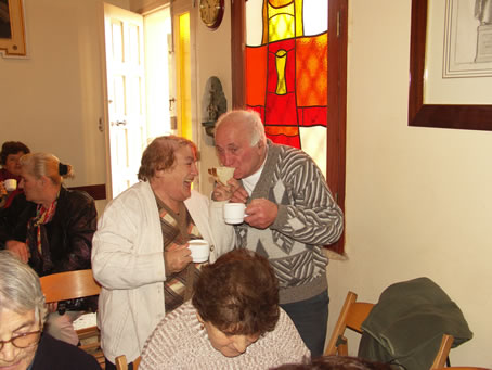 G7 Maria and Joseph Bajada share a sandwich