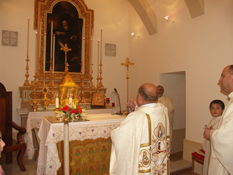 A6 Incensing the altar