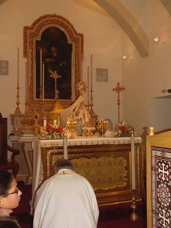 G6 Deacon imparting Benediction with the Blessed Sacrament