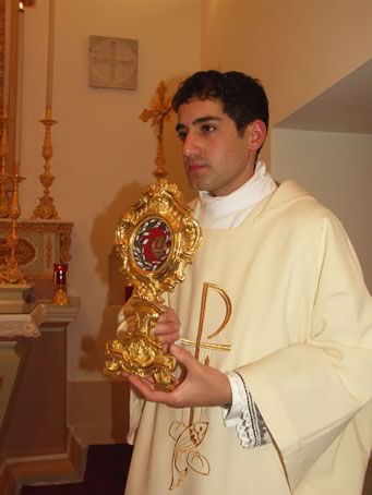 G4 Deacon Bajada holding the Reliquary