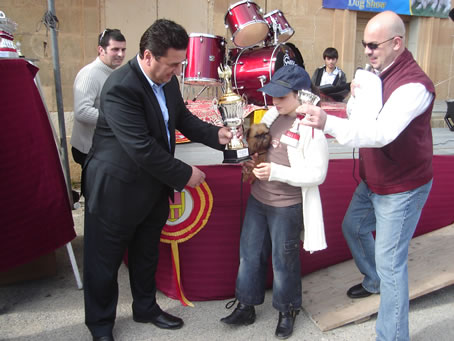 N2 Mayor Cordina presenting trophy