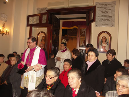 B6 Mgr Archpriest enters the Church